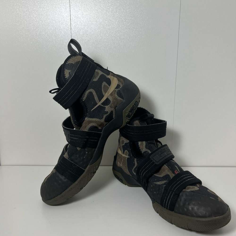 Nike LeBron Solder 10 Boys Size 6.5Y Basketball Sneakers Camo Green